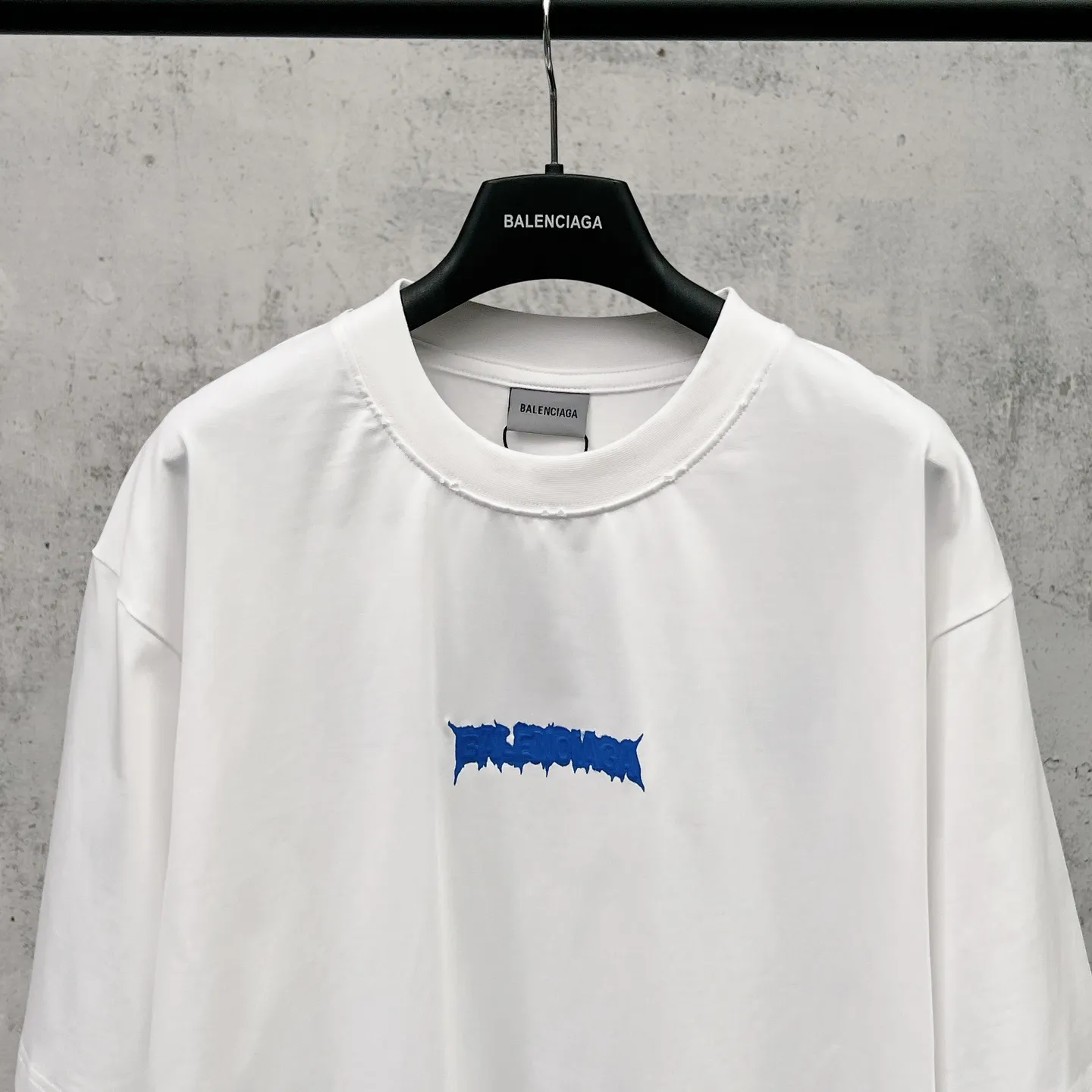 【 . Quality】BALENCI*GA/ .SS 26 New Arrival T 。 . Authentic ， 。 ZP 。 260 ， . ， ，。 。 。 。 ， 。 OS . Same Style ：BL 263771 ：Black White Size：XS S M L